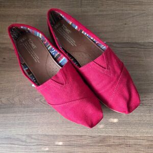 NEVER WORN TOMS RED FABRIC UPPER SLIP ON FLATS SIZE 9.5 WOMENS